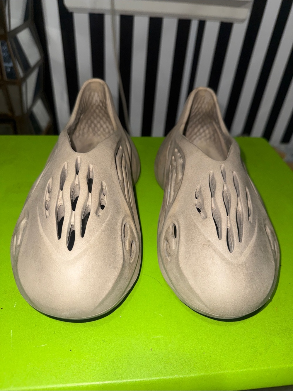 Yeezy Foam Runners in Beige/Taupe